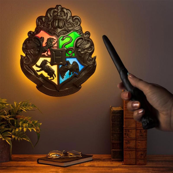 Lámpa Roxfort címer pálcavezérlővel (Harry Potter)