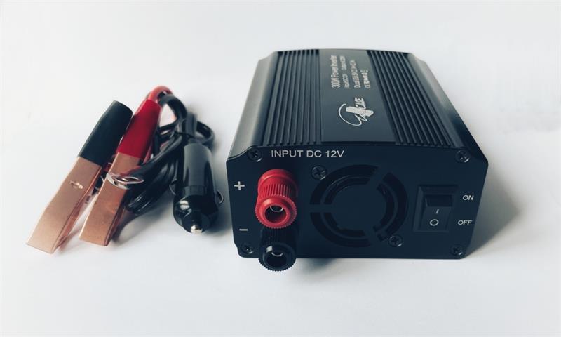 EUROCASE feszültségváltó DC/AC, 12V/230V, 300W, USB, autós csatlakozó, bilincsek (MT-M300) EUROCASE feszültségváltó DC/AC, 12V/230V, 300W, USB, autós csatlakozó, bilincsek (MT-M300)