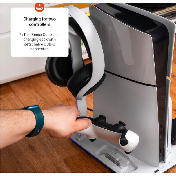 Multifunkciós állomás FIXED PlayStation 5 (Slim) számára ventilátorral és töltéssel két DualSense vezérlő számára, fekete-fehér Multifunkciós állomás FIXED PlayStation 5 (Slim) számára ventilátorral és töltéssel két DualSense vezérlő számára, fekete-fehér